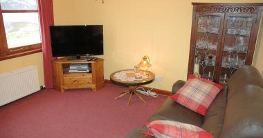 Tarlogie has a comfortable sitting room with large flat-screen TV.